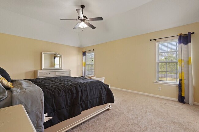 Building Photo - 966 Mustang Ln NE