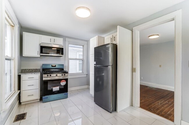 Building Photo - Two Bed, One Bath in Dayton!