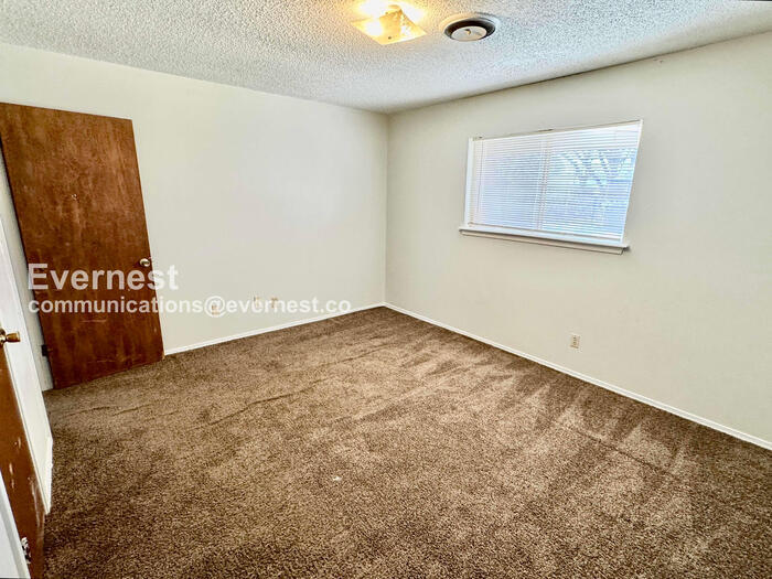 Building Photo - 909 E Quincy St