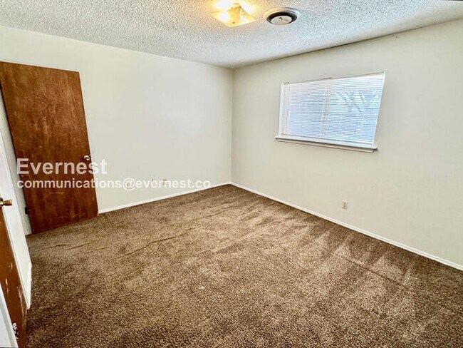 Building Photo - 2 Bed/1 Bath Townhome with Off-Street Parking / Pet-Friendly / Available Now!