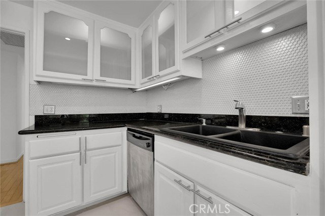Building Photo - 1401 S Bentley Ave