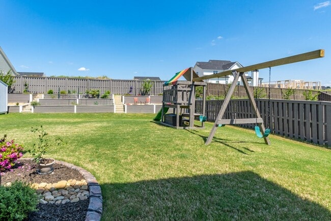 Building Photo - 3067 Rosewood Dr