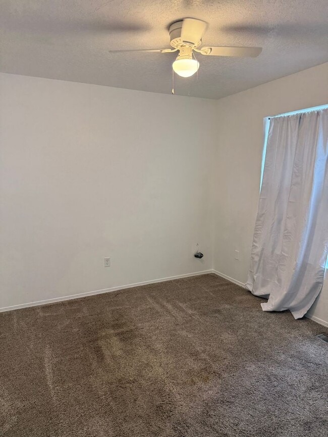 Building Photo - 3 Bed 2.5 Bath Paradise Heights