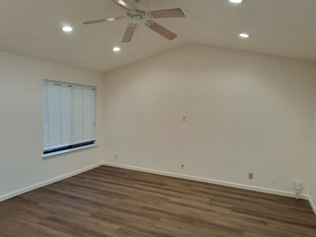 Building Photo - Beautifully updated and Move In Ready!