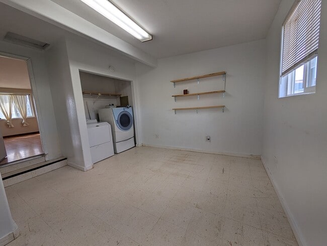 Building Photo - Light & bright 3 bedroom Orchards house