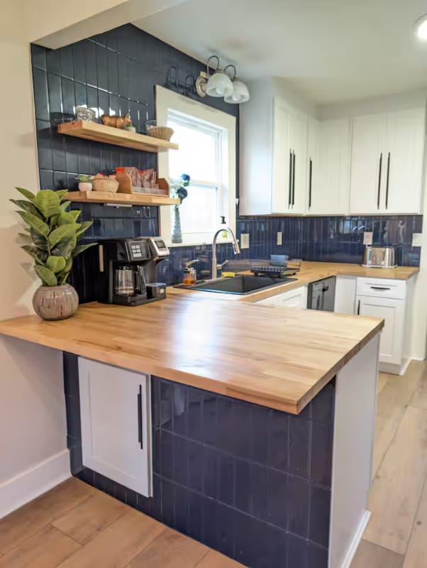 Building Photo - 10095 Lake Forest Way