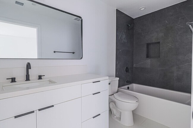 Building Photo - Modern 4 Bed / 3 Bath Townhome with Privat...