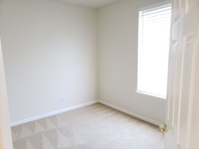 Building Photo - WillowGlen: Beautiful 3 Bedroom 3 Bathroom...