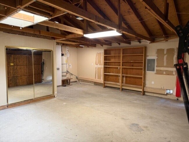 Building Photo - 1609 Grove St