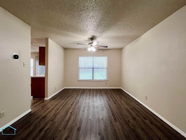 Building Photo - 8143 Chestnut Manor Dr