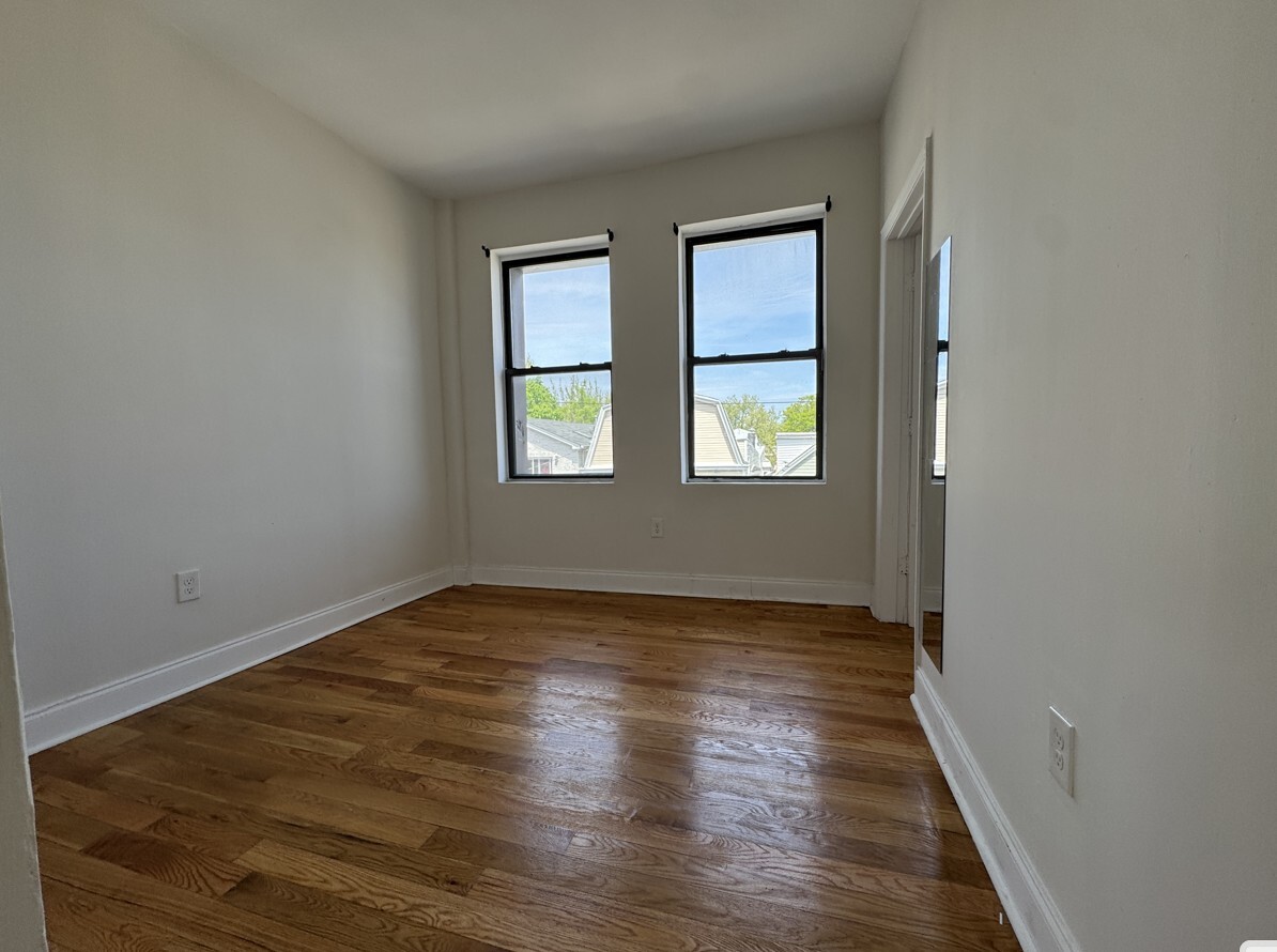 191 Myrtle Ave 3R - 189 Myrtle Ave