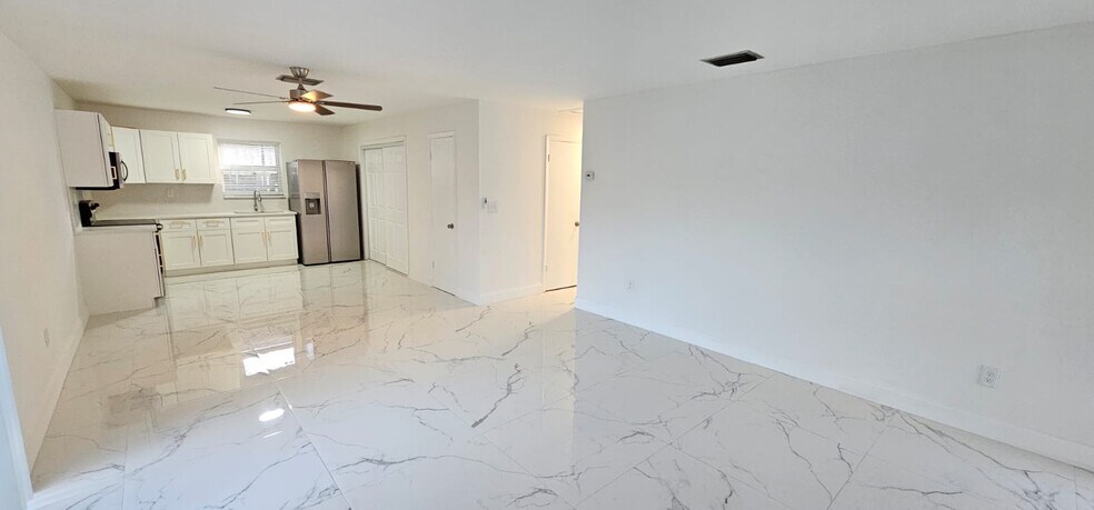 Building Photo - 133 SE 2nd Ave