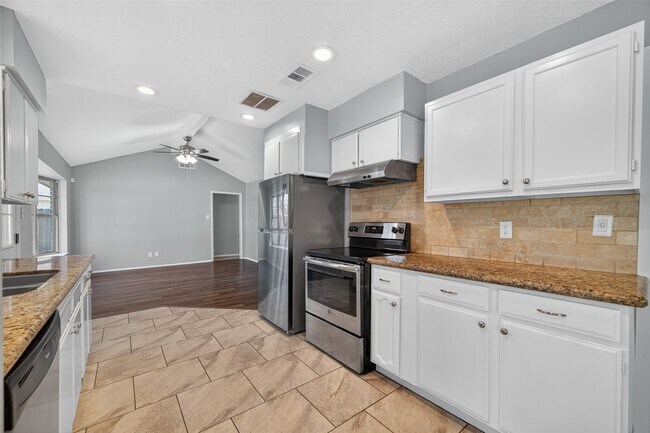 Building Photo - 811 Lochmoor Ln