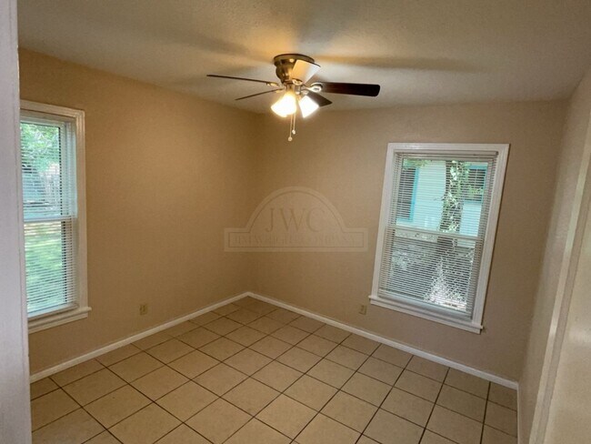 Building Photo - 1802 Poage Ave