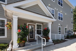 Building Photo - Laurel Oaks