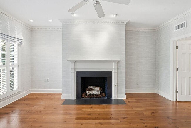 Building Photo - 3 BED | 4 BATH | TWO CAR GARAGE | HISTORIC DISTRICT TOWNHOME