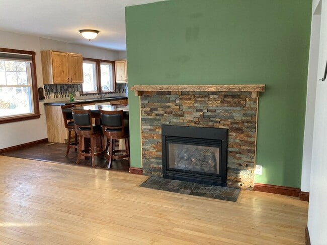 Building Photo - Amazing 4 Bedroom 2 Bathroom House with Garage!