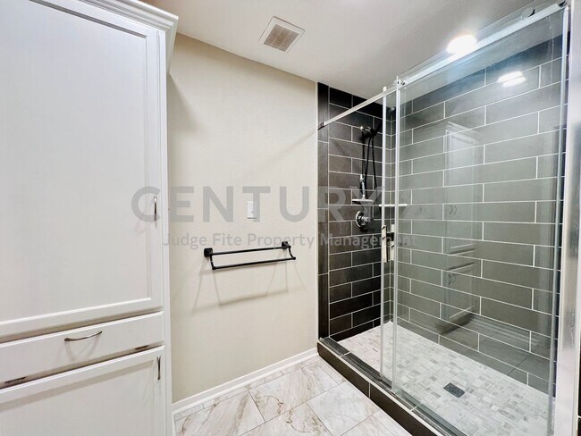 Building Photo - Mid-Century, Modern 3/2/2 with Designer Updates in Fort Worth For Rent!