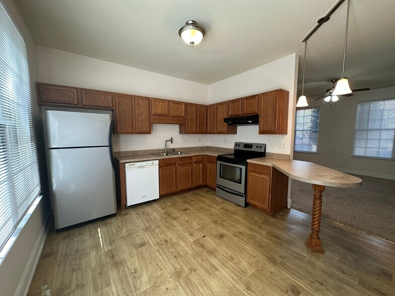104 KITCHEN - Kensington Townhomes