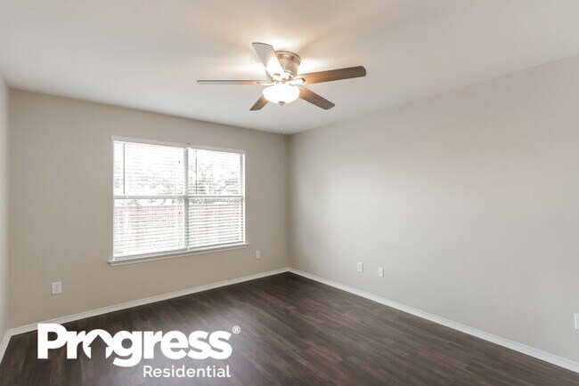 Building Photo - 302 Shadow Bend Cir