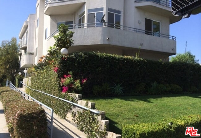 Building Photo - 1325 Arizona Ave