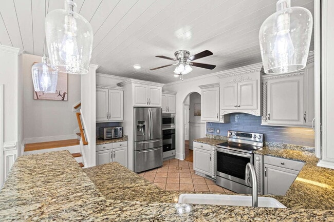 Building Photo - 112 Cherry Grove Dr