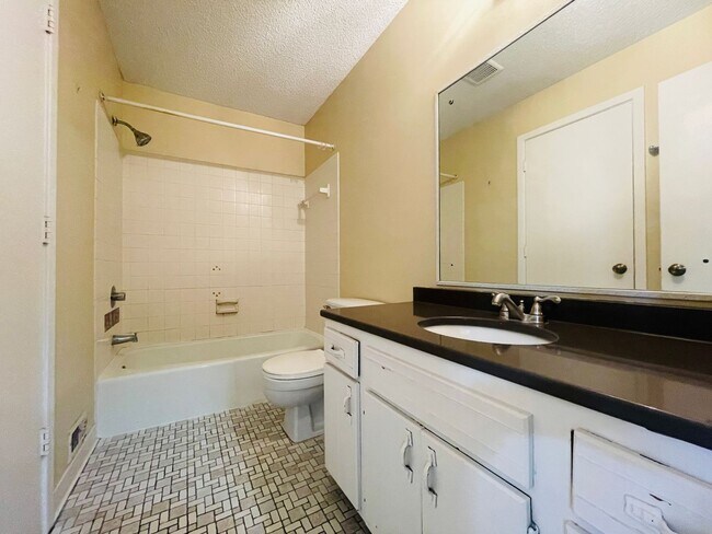 Building Photo - 3 bed/2 bath Sweet Townhome In Brooklyn Pa...
