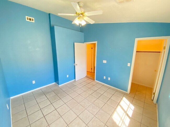 Building Photo - Charming 2 Bed/3Bath/2 Car Garage, Townhom...