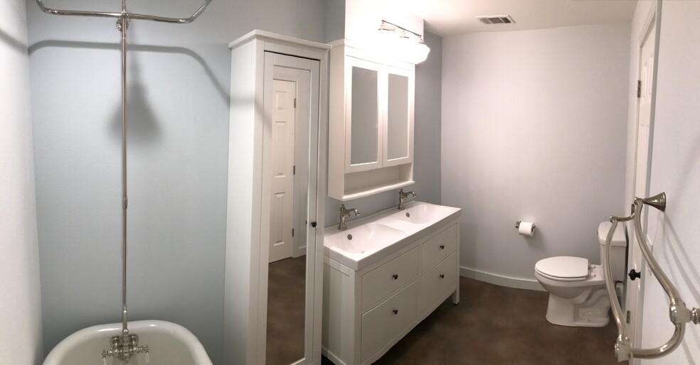 Master bath_2 (panoramic) - 1818 Alston Avenue