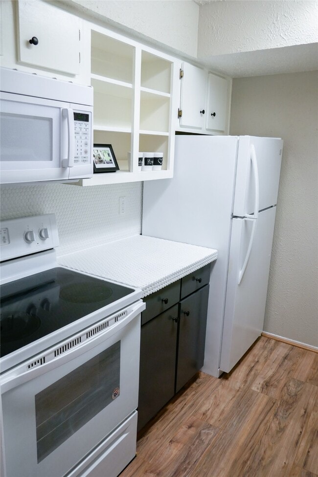 Building Photo - 6410 Del Monte Dr