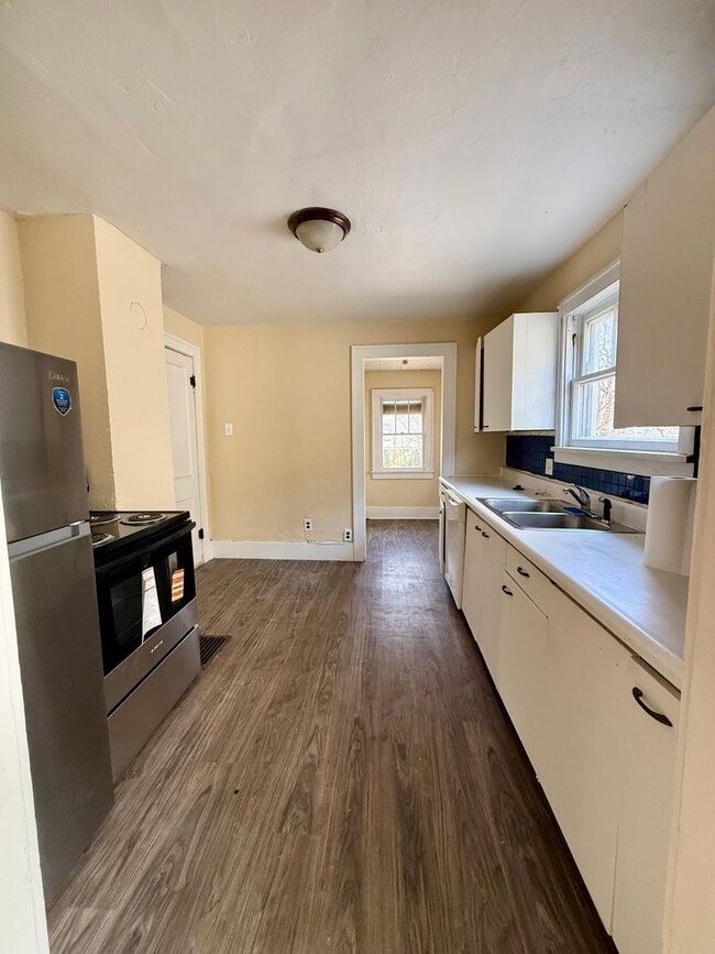 Building Photo - SW 3 Bedroom 1 Bath