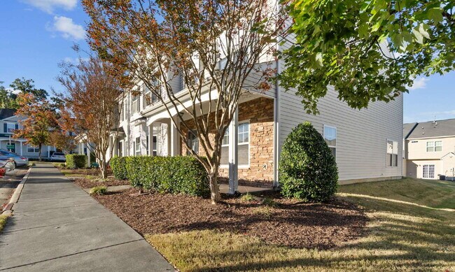 Building Photo - Spacious 3-Bed End-Unit Townhome in Durham