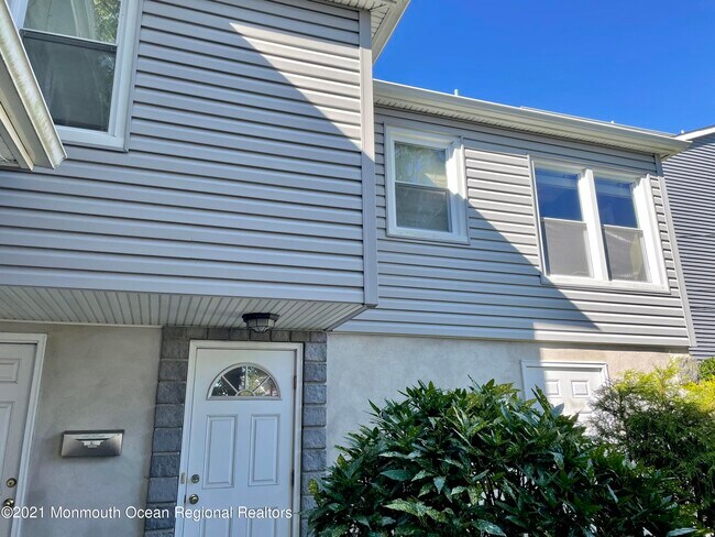 Building Photo - 425 Sylvania Ave