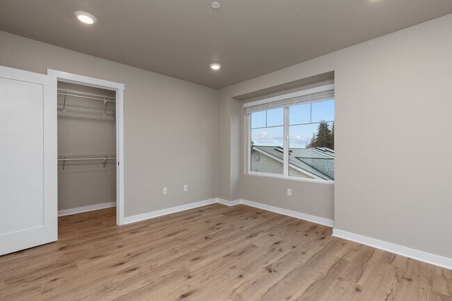 Building Photo - Modern 3 Bedroom Townhome with Designer Finishes in Lynnwood