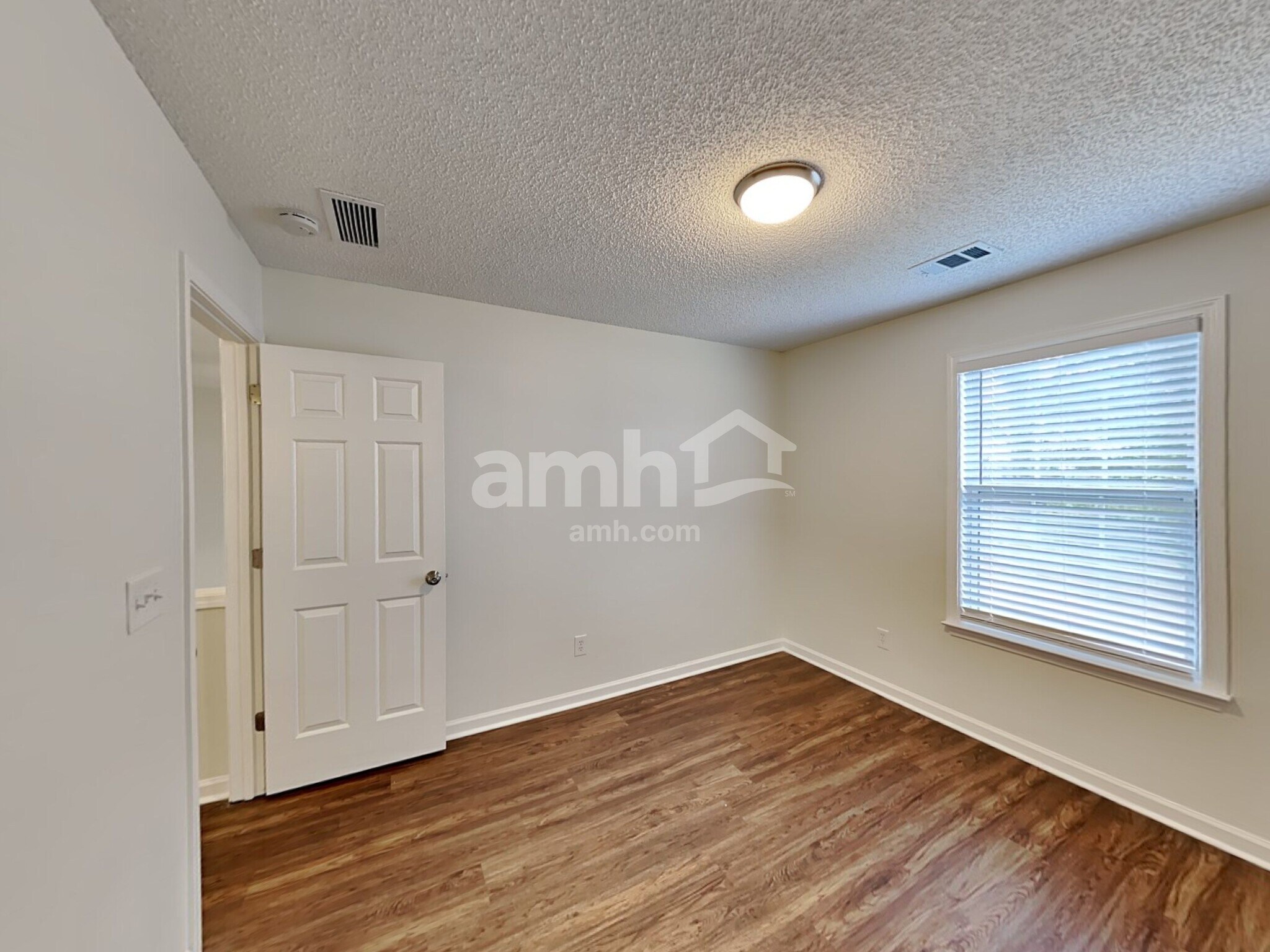 Building Photo - 582 Lullingstone Dr SE