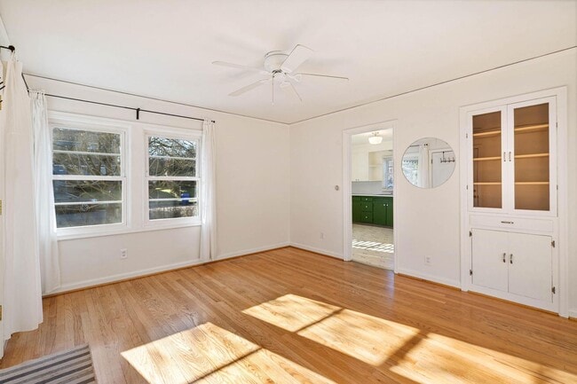Building Photo - Adorable 2-bdrm/1-bath mid-century modern. Private backyard, sauna, washer/dryer, & more!
