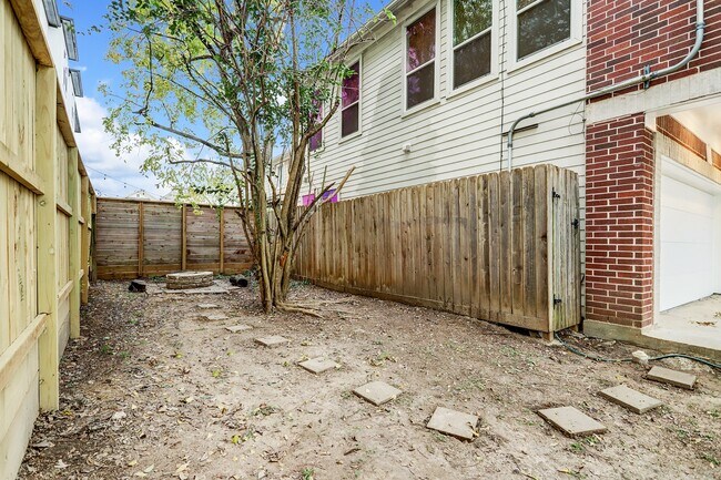 Building Photo - 2211 Roy St