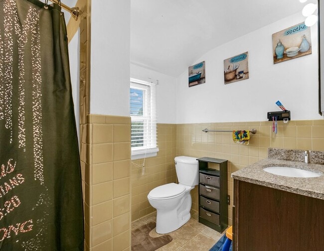 Building Photo - 3 Bedroom Home Located Near Shopping, Dini...