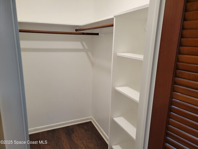 Building Photo - 245 Harbour Dr E