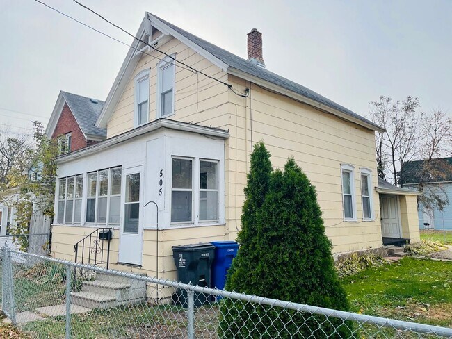 Primary Photo - Section 8 Approved! - Great 3 Bedroom - 1 ...