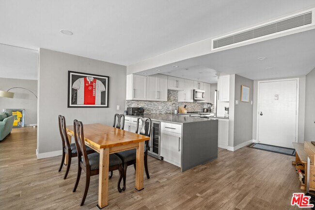 Building Photo - 4314 Marina City Dr