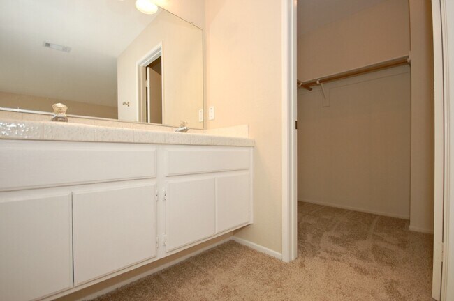 Building Photo - Beautiful 4BR/2.5BA Condo in Tanglewood!!!