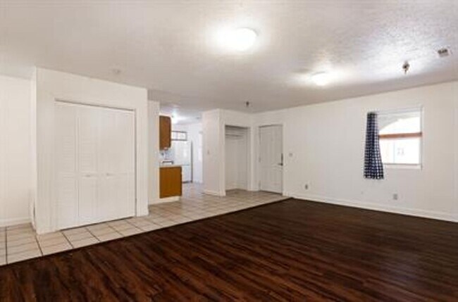 Building Photo - 471 Dallas St