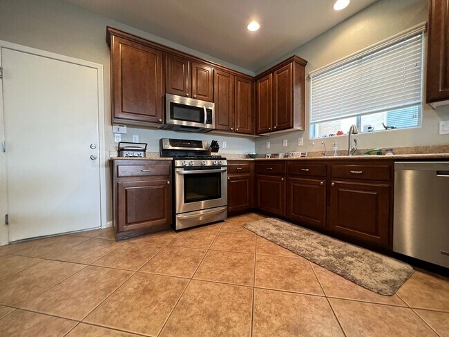 Building Photo - ABSOLUTELY AMAZING! Large 4 bedroom 2 stor...