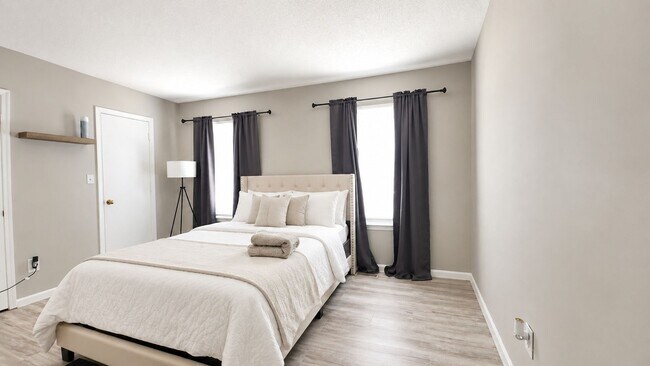 Building Photo - Beautiful 3BR Townhome in Gated Kings Square Community