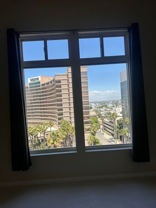 Building Photo - 1BR High-Rise with Balcony & Views