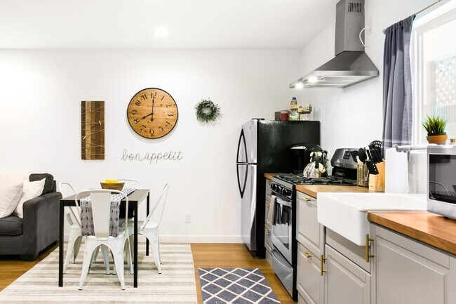 kitchen area - 5534 Alcove Ave