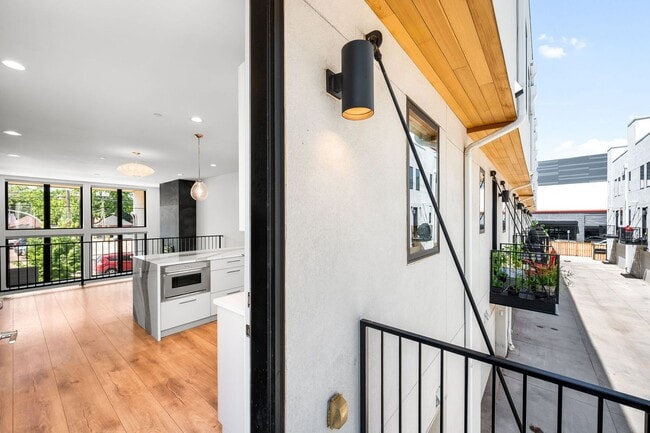 Building Photo - LUX 3BD, 5BA Modern Townhome at 9th & CO Near Congress Park