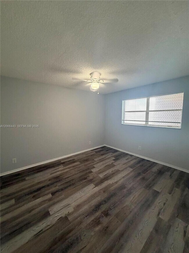 Building Photo - 8020 N Colony Cir