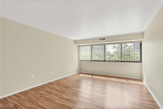 Building Photo - 12550 Lake Ave
